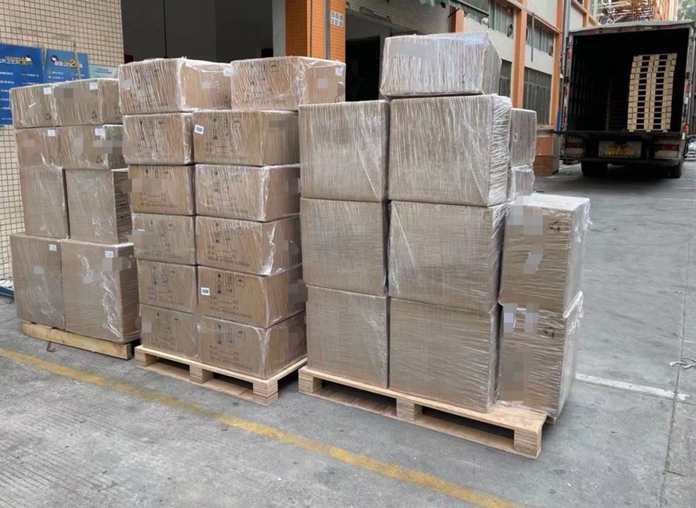 63 škatel prilagojenega tovora se pošlje v Evropo po zraku